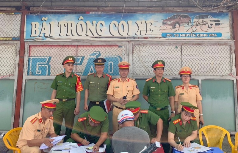 Công an quận Hồng Bàng phối hợp xử lý 12 trường hợp vi phạm nồng độ cồn